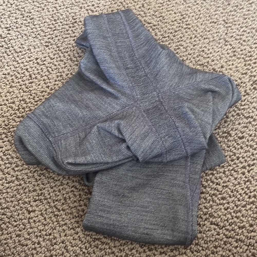 Like new high rise Lululemon leggings - Picture 5 of 6